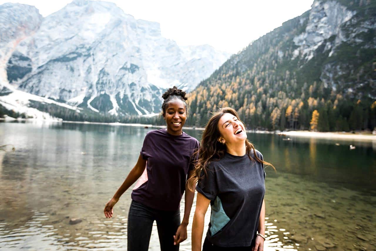 Das Bild zeigt ein Mädchen das vegan, fair und nachhaltig produzierte Mode am Pragser Wildsee in Südtirol trägt